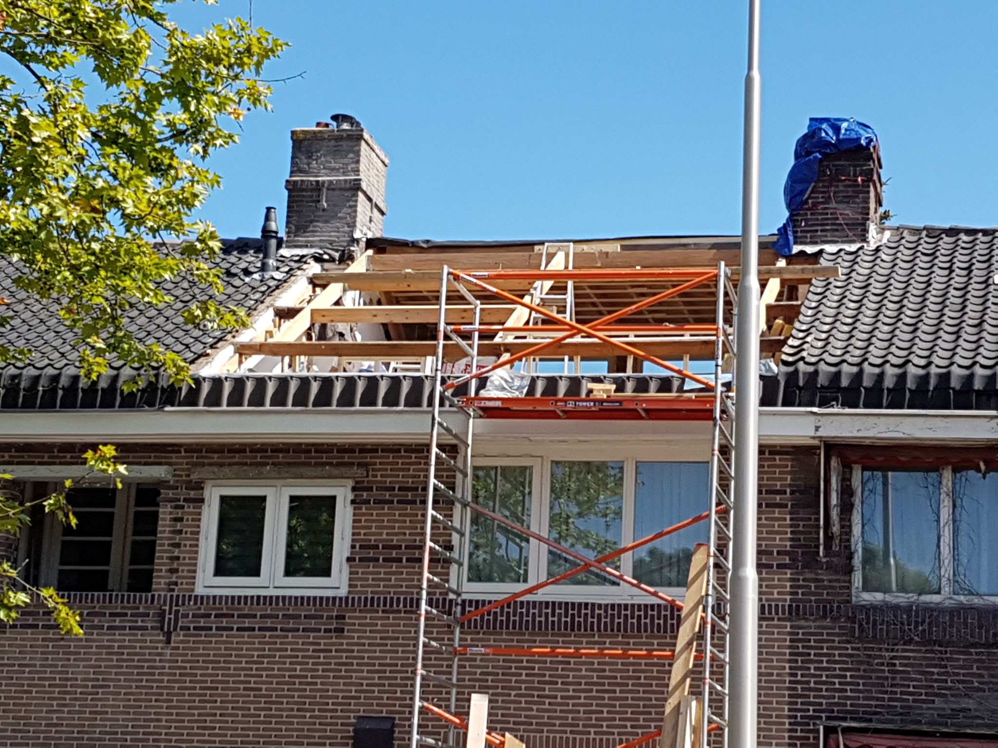 Maatwerk timmerwerk aan dak en gevel
