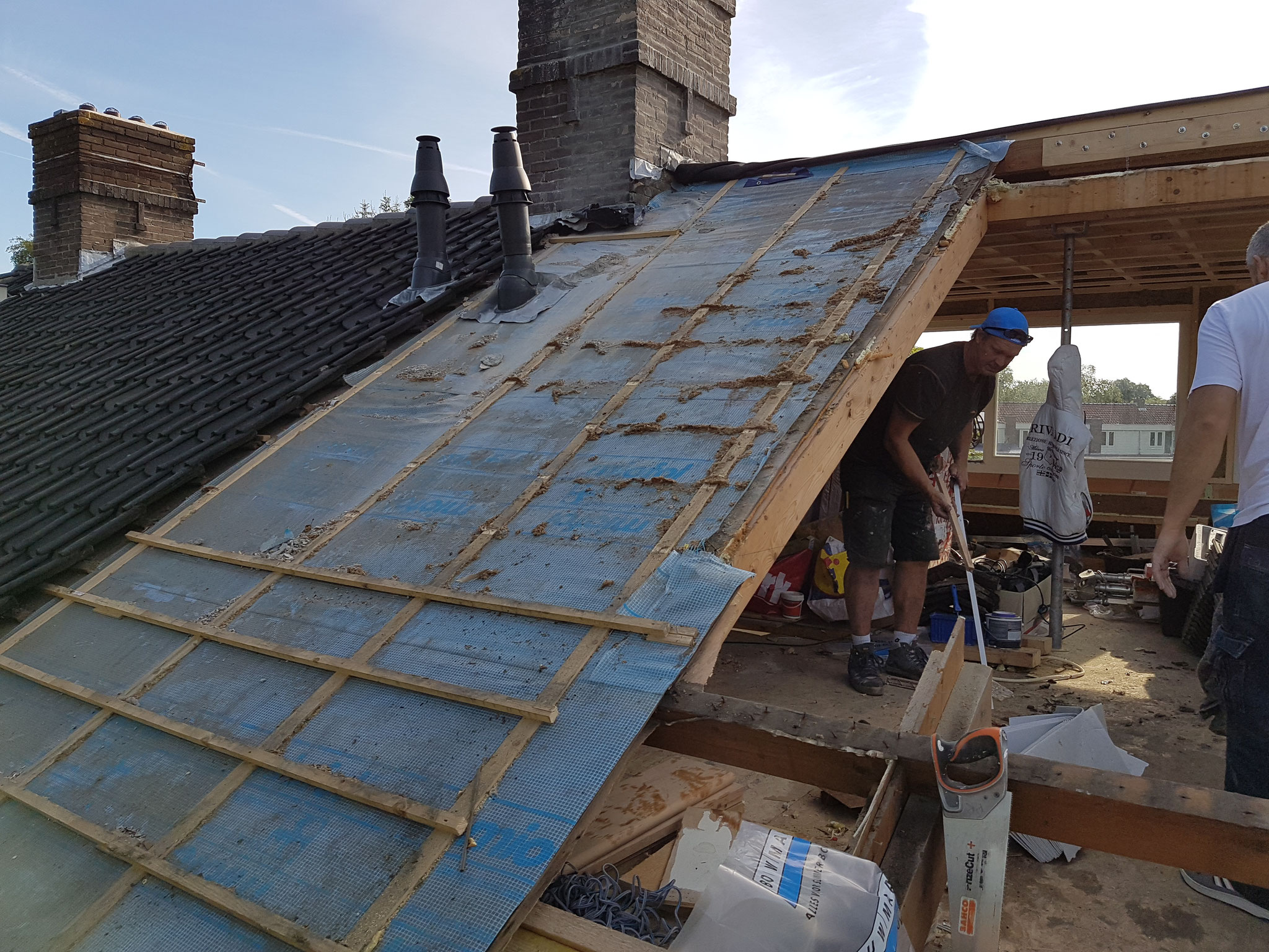 Dakopbouw in aanbouw met houten spanten en dakramen