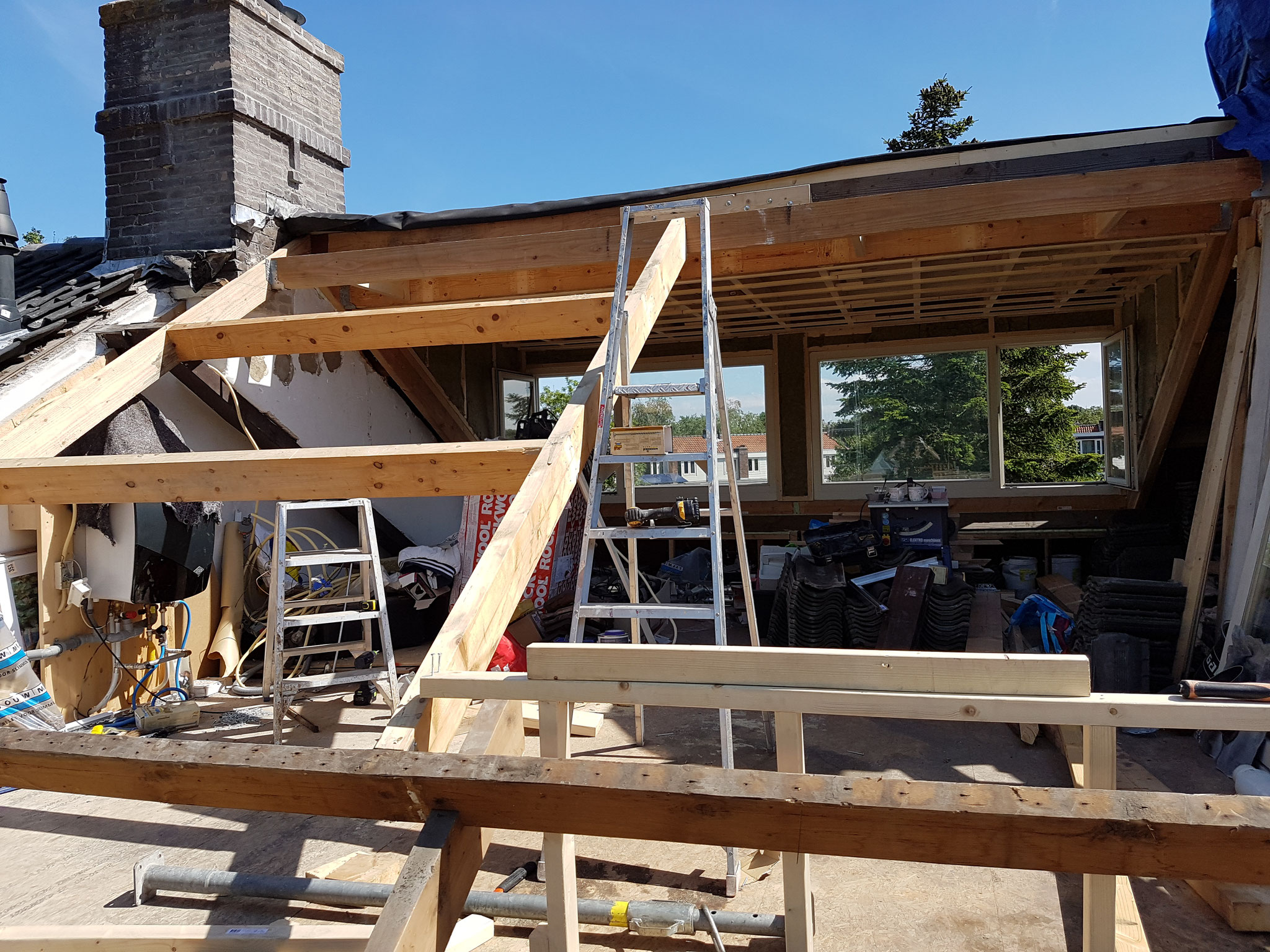 Houten balkenconstructie tijdens een verbouwing