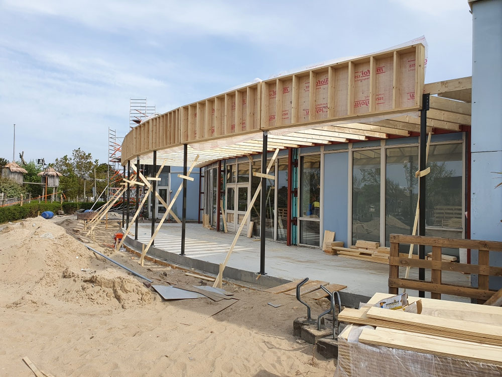 Houten constructie van een uitbouw met kozijnopeningen
