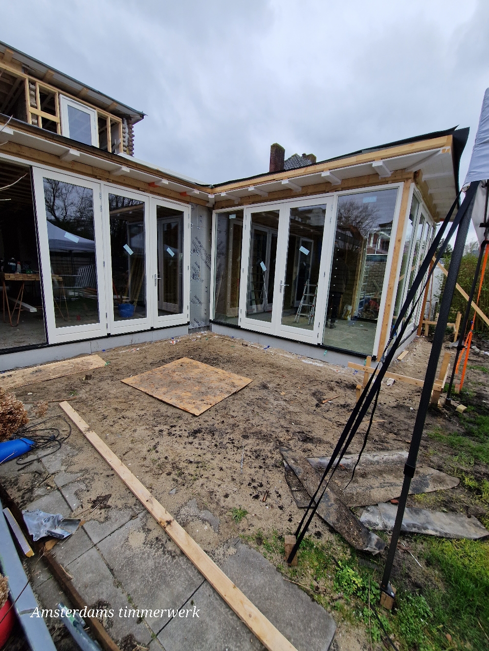 Detail van de houten dakconstructie van een uitbouw