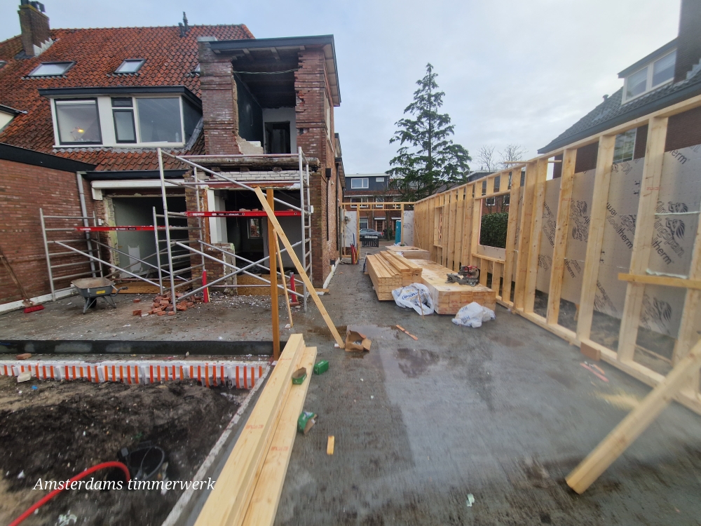 Uitbouw in afrondende fase aan de achtergevel