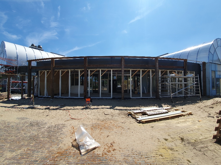 Ruwbouw van een achteruitbouw met dakconstructie